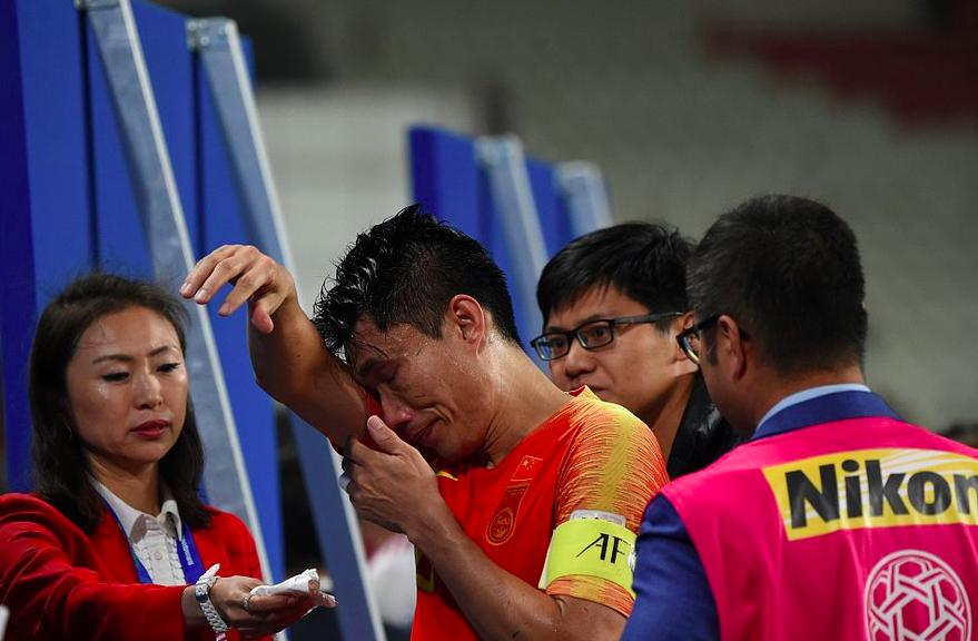 心疼！38岁老将拼尽全力却无力回天赛后采访落泪对球迷说对不起