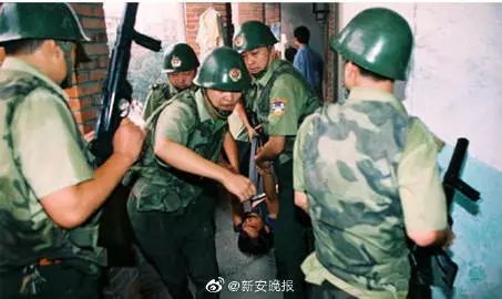 当年枪战视频曝光！*诱色**劫杀、身负7命的蛇蝎美人落网