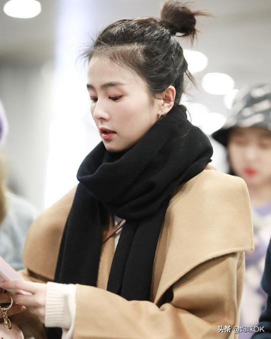 几种很火的围巾的新系法,比较短的围巾系大法