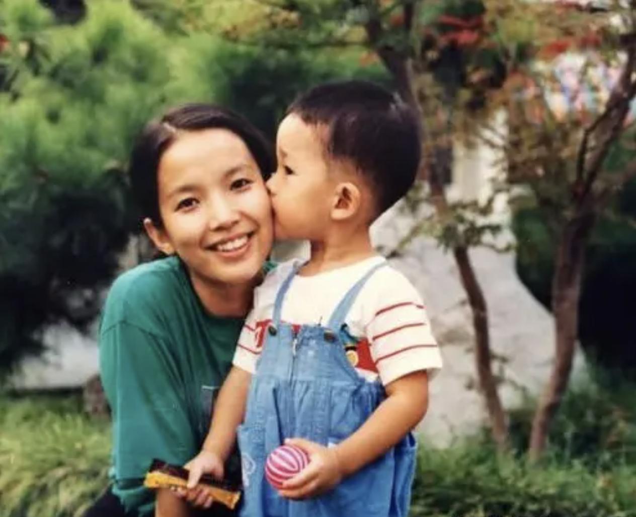 61岁的吕丽萍：嫁过3个男人，离过2次婚，提起张丰毅感到后悔