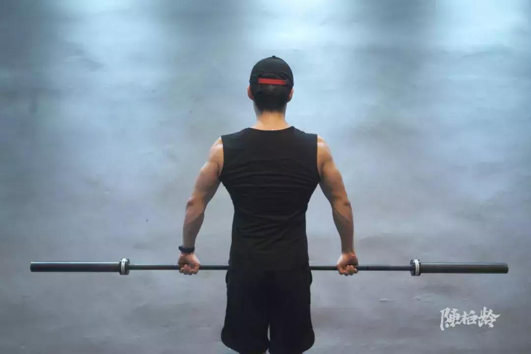 圆肩矫正动画,圆肩体态矫正训练