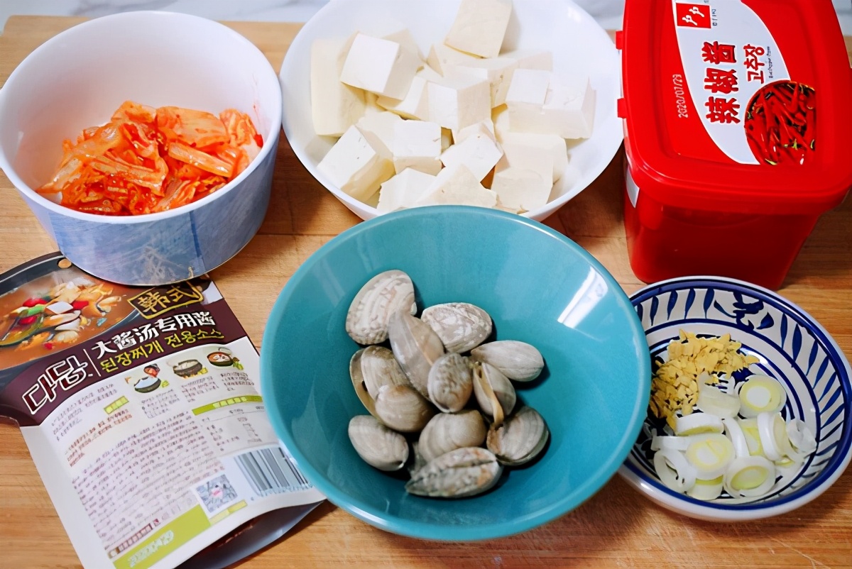 大酱汤放辣白菜,辣白菜和韩国拌饭酱