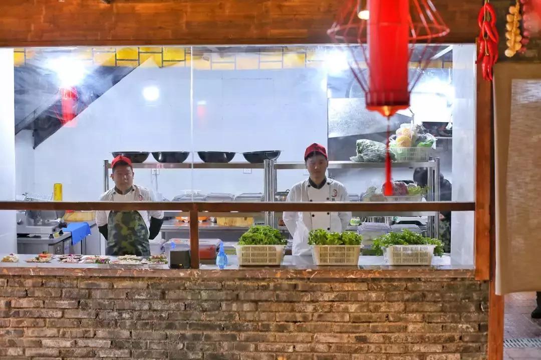 包锅底油碟的19.9自助火锅,一桌一个锅底39元自助油碟