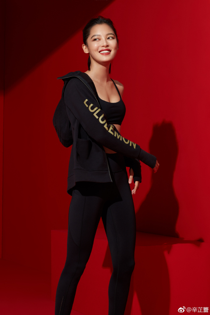 辛芷蕾金色吊带惊艳亮相,35岁辛芷蕾罕见晒卷发造型