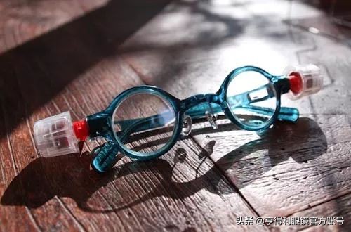 新眼镜戴着晕怎样调整镜架,别低头眼镜会掉图片