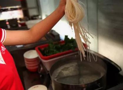 卖螺蛳粉线上挣钱吗,最成功的营销螺蛳粉