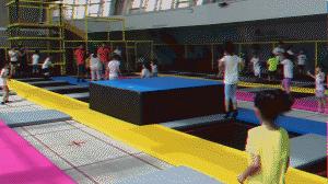 蹦床主题游乐场360度旋转闯关,各种花式蹦床合集