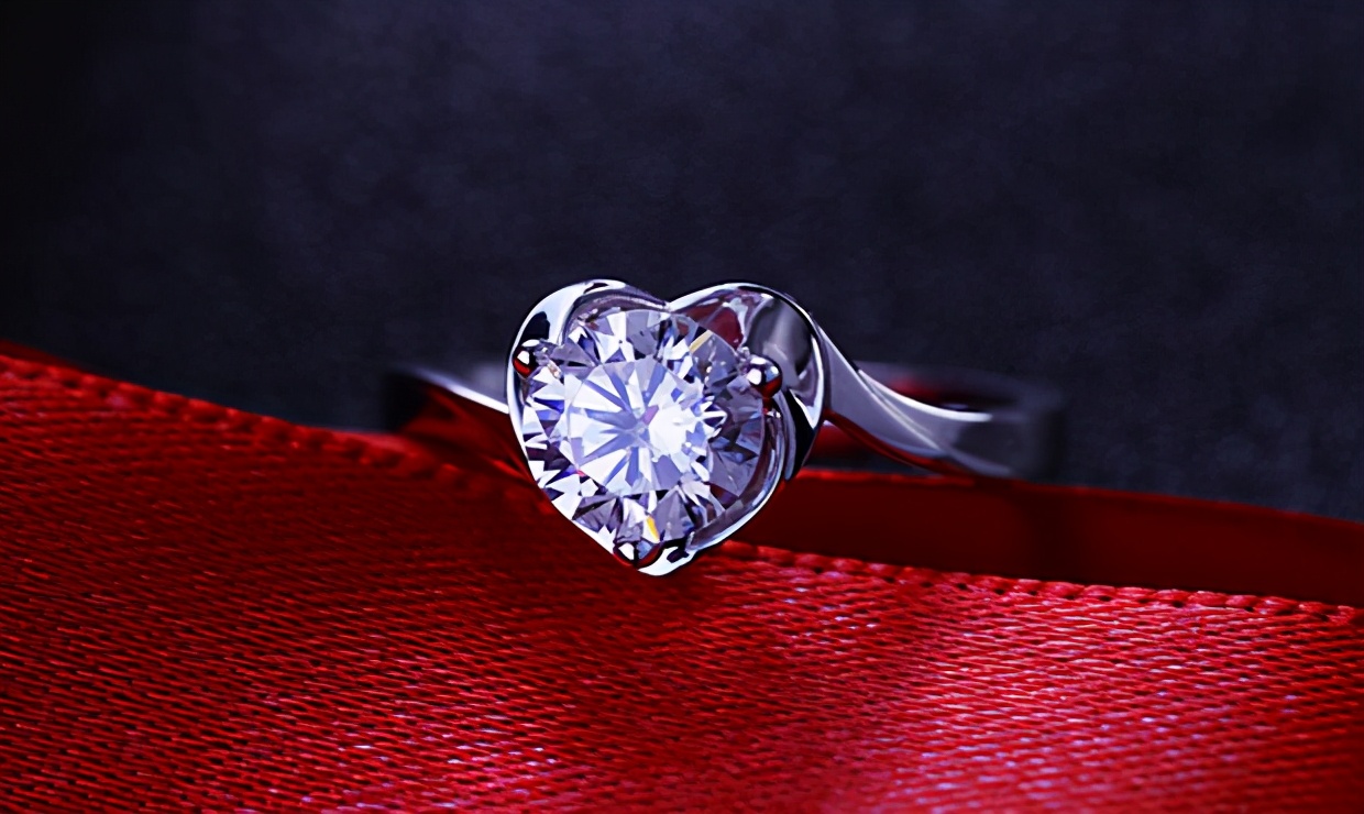 买钻戒要注意什么？如何观察钻戒价格？有什么方法吗？