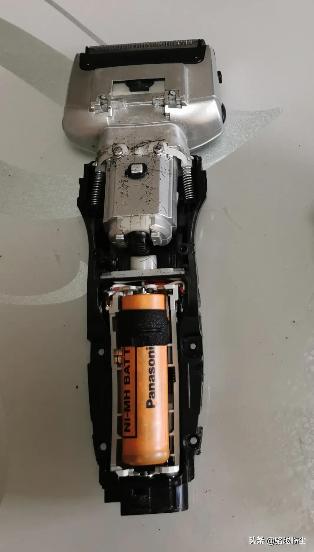 松下剃须刀rw30如何更换刀头,松下es-rw30更换电池教程