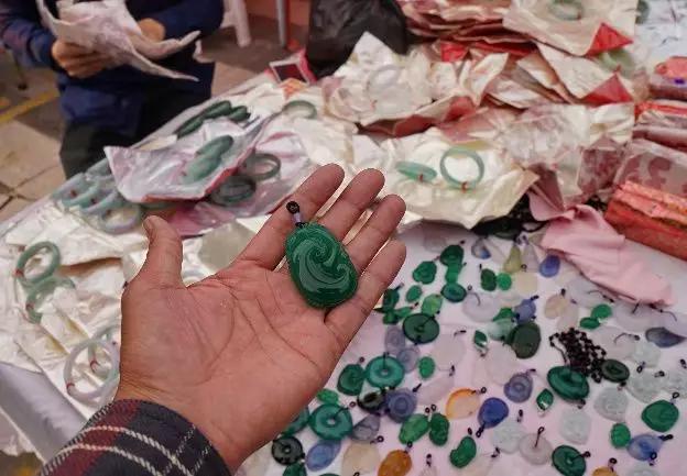 为什么缅甸的翡翠那么便宜,在缅甸当地买翡翠便宜吗