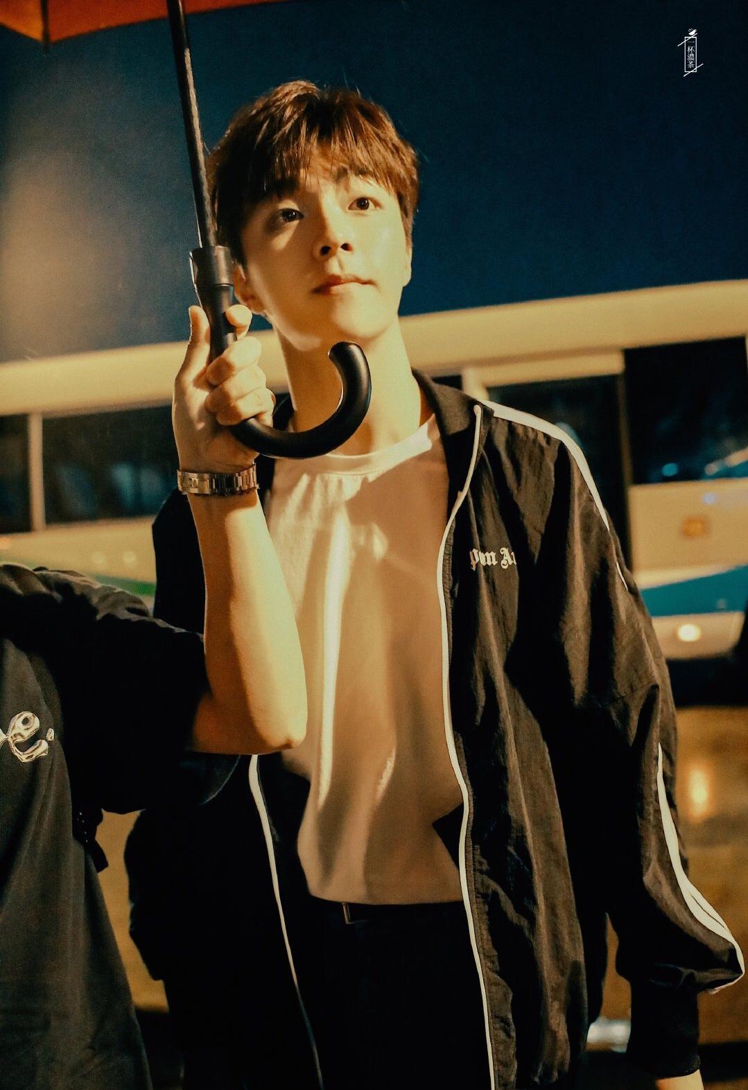 穿搭男生潮流大牌,男明星冬季最帅休闲运动穿搭