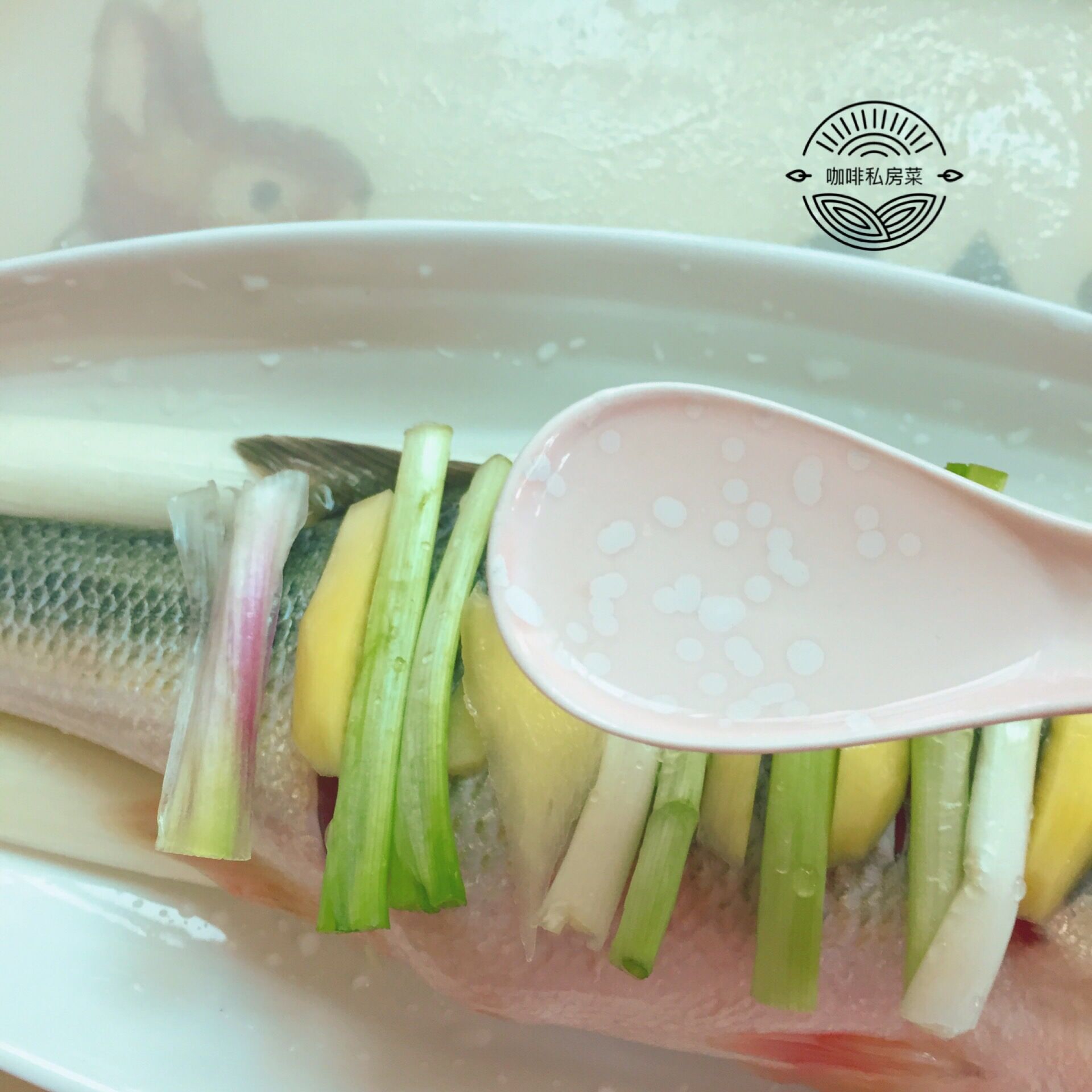 做清蒸鱼用什么油淋,清蒸鱼先放蒸鱼豉油还是先浇热油