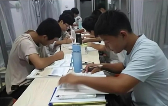 高中生到底是住校好？还是走读好？班主任：家长可不能大意