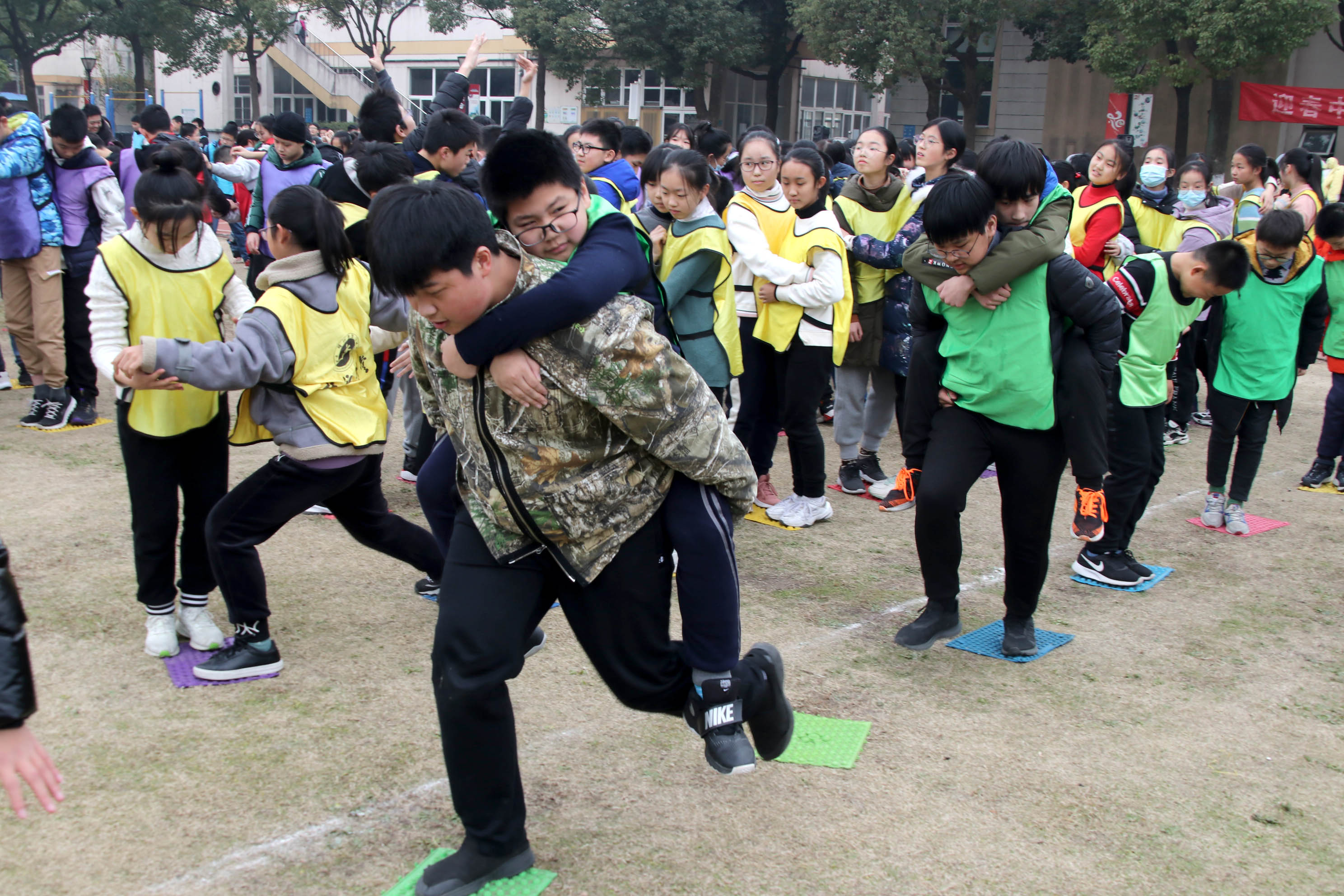 苏州吴中区迎春中学开展“拓展训练进校园素质教育显身手”活动
