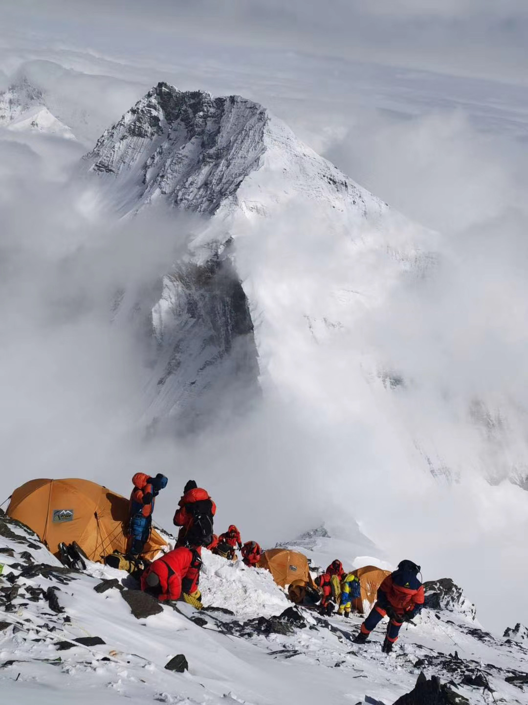 我带着巴塞罗那，登顶了珠峰
