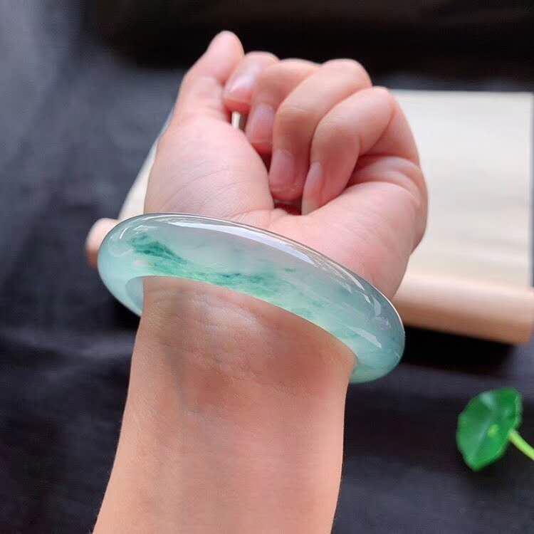 一万到二万买得到翡翠手镯,几十万的翡翠手镯卖到上千万