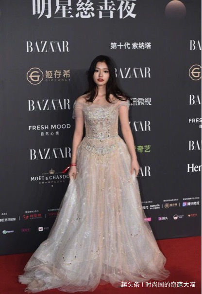 林允出席活动被网友喊话该减肥了,林允瘦了14斤后的样子