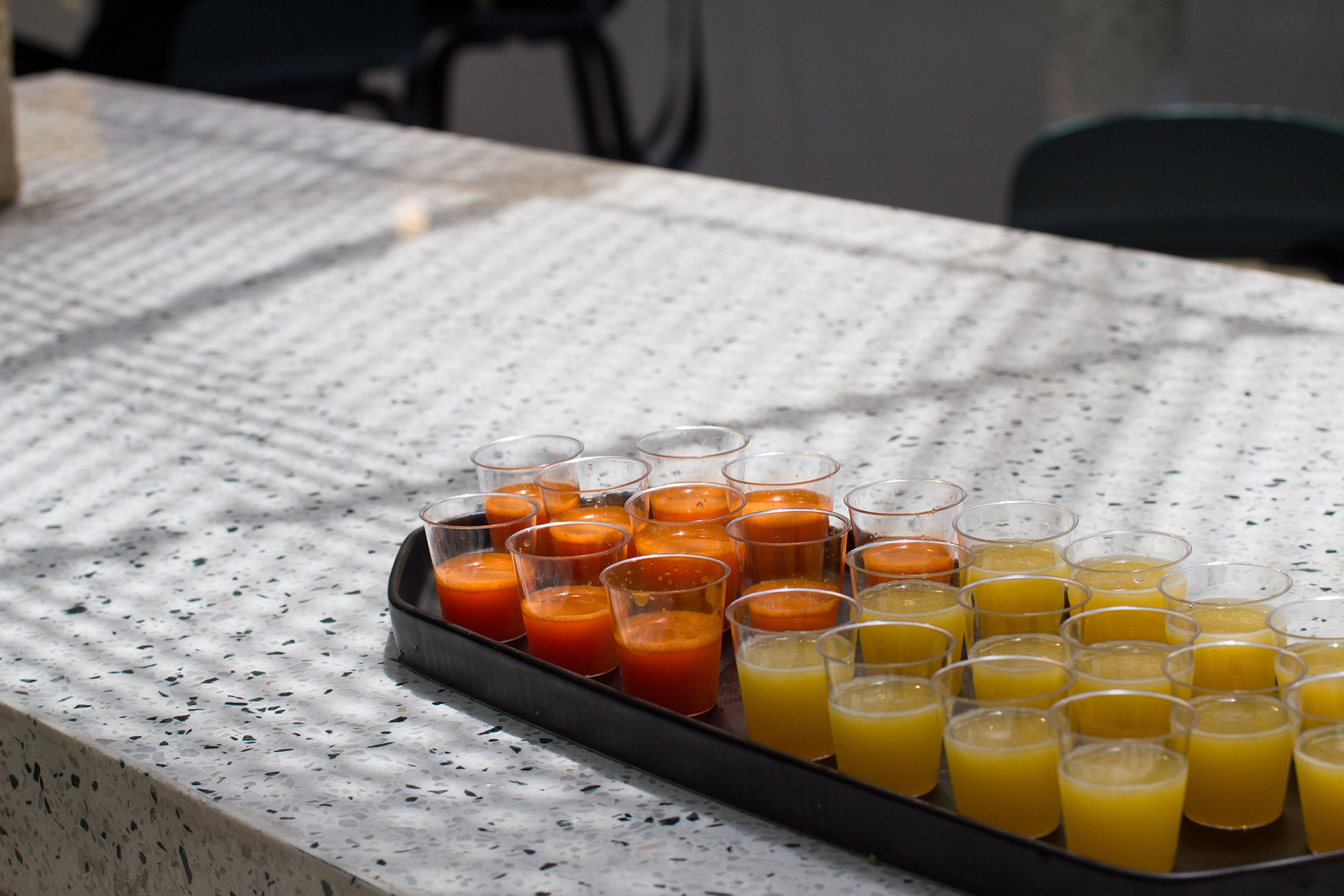 我们在办公大楼里建造了一座通透新鲜的果汁氧吧