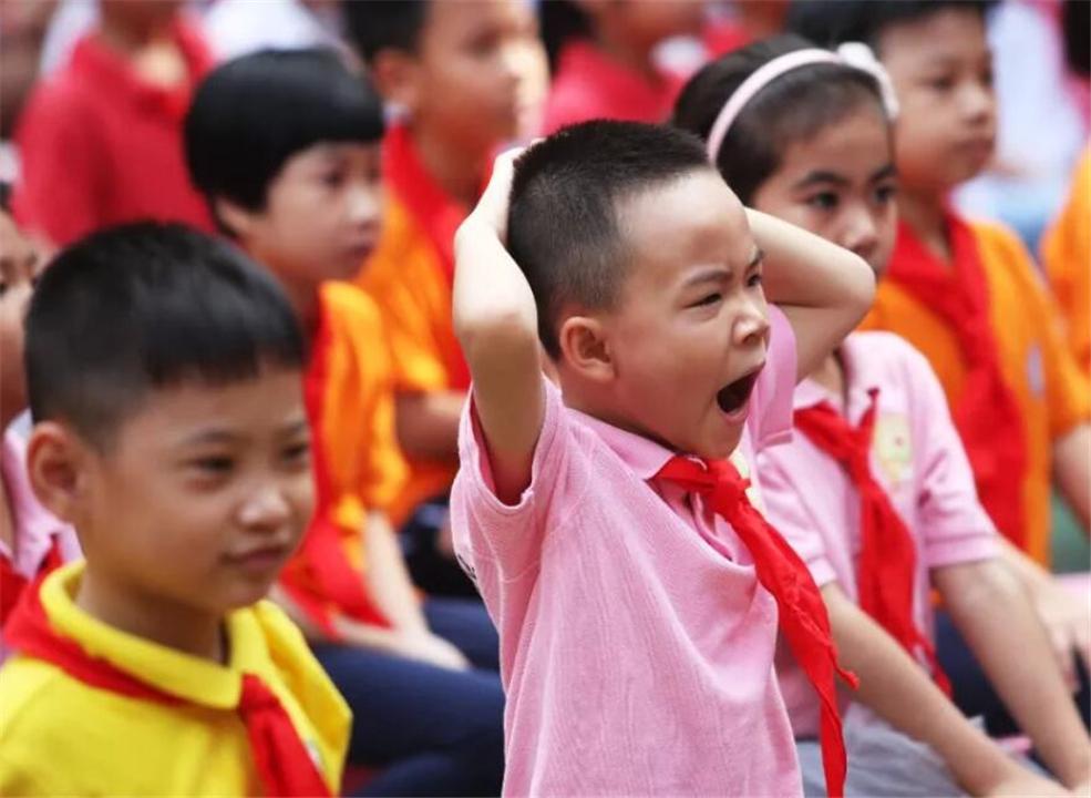 早上几点叫孩子起床会影响身高,每天半夜叫醒小孩