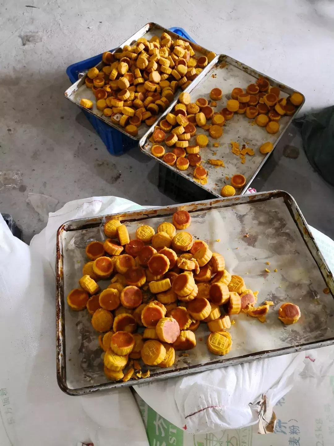 假月饼加工窝点,月饼窝点造假视频