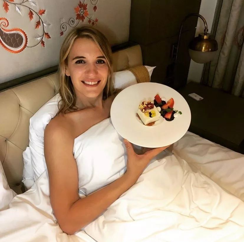 一对男女互换性别,一见钟情后生儿育女:有爱,性别有什么关系?