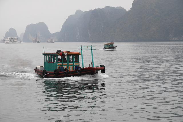 这里虽然风景如画人们生活的却很凄惨没日没夜的追着大船讨生活