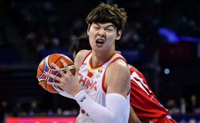 中国男篮周琦砍下32分比赛,王哲林得到31分周琦