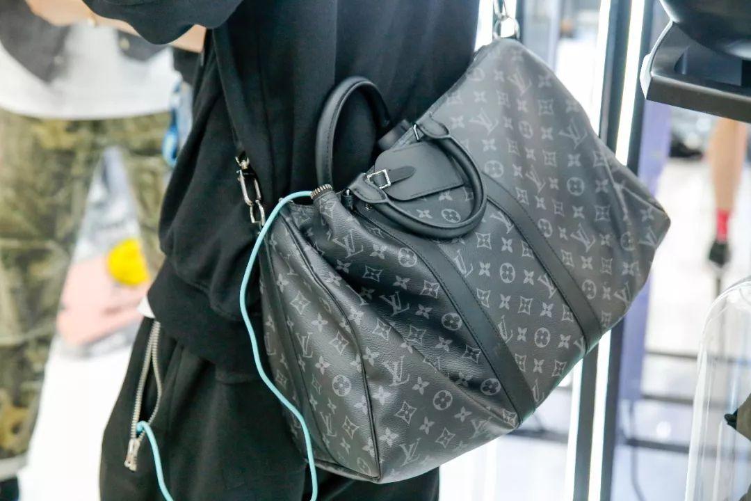 大学生一个月生活费给男朋友买鞋,大学生一个月生活费800可以吗