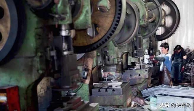 「岛读」省长打喷嚏绷断皮带,总理大笑:报应!