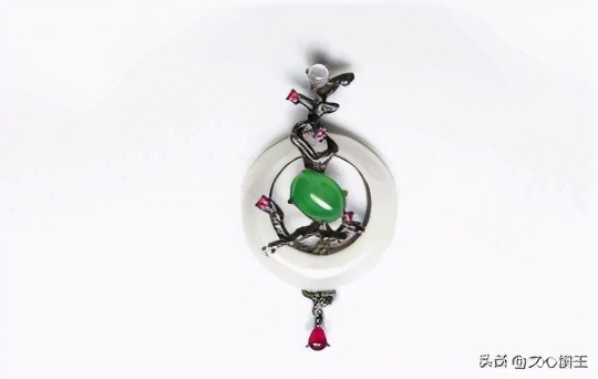 翡翠相同材质和不同品质的区别,翡翠的三种主要材质