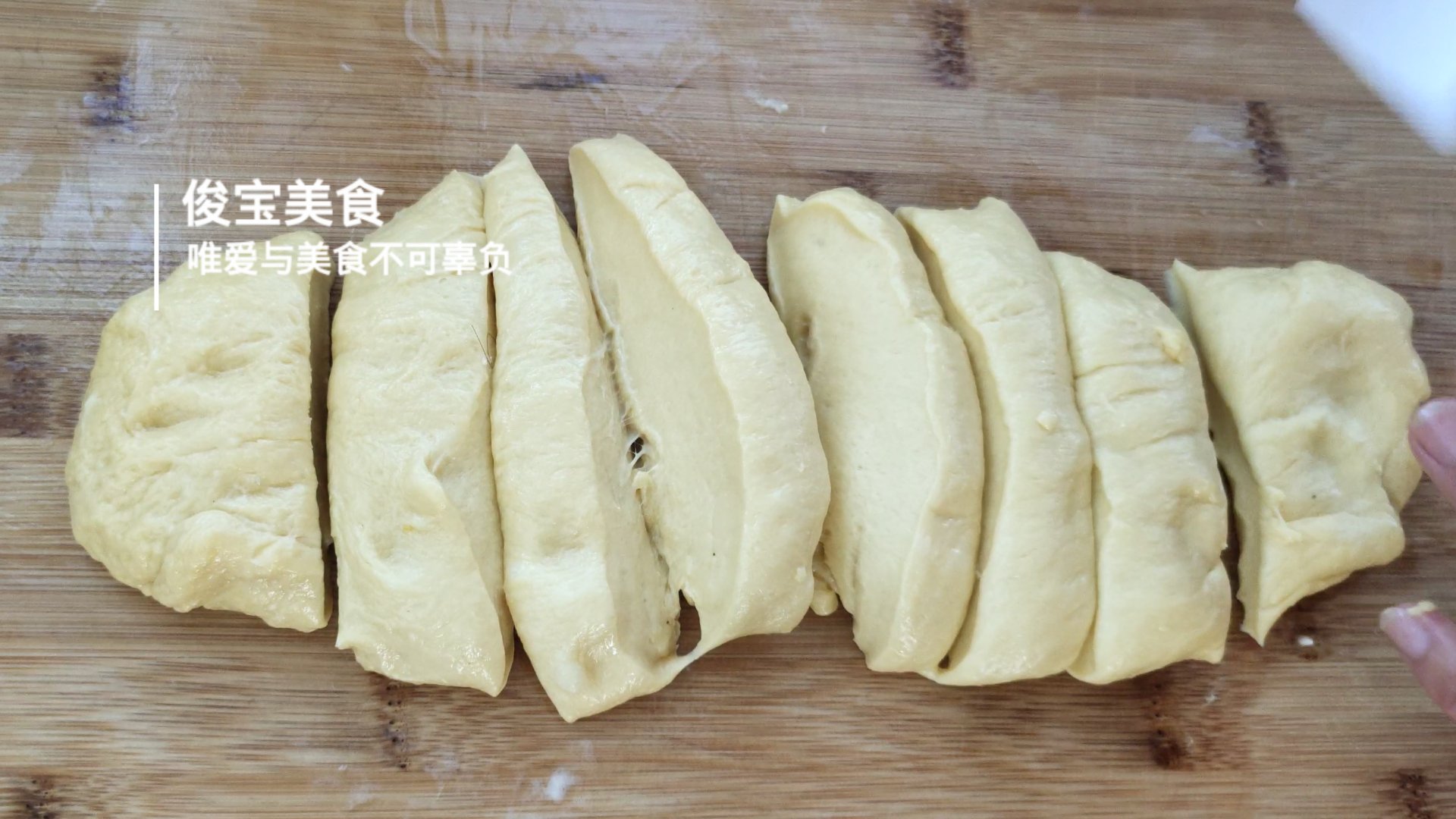 手揉面包烘焙教程,不用高筋面粉揉出膜的面包做法