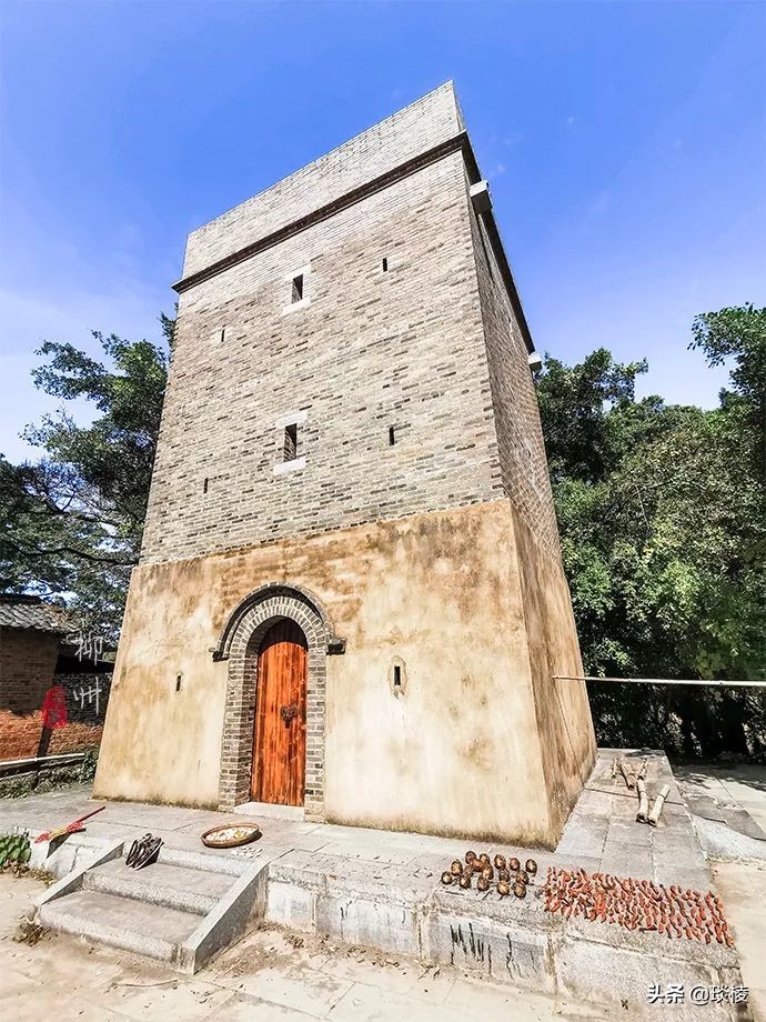 这个古镇好奇怪，门前放元宝，商号大门开洞，城隍爷与关二爷作伴