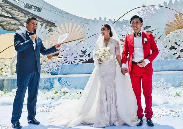 36岁世界冠军喜得贵子,50岁富豪老公现身,奢侈品皮带抢眼