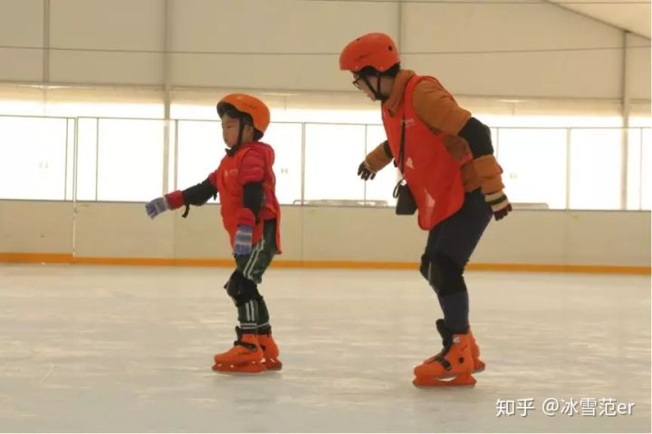 轮滑和溜冰是一个意思吗,轮滑和滑冰有什么区别