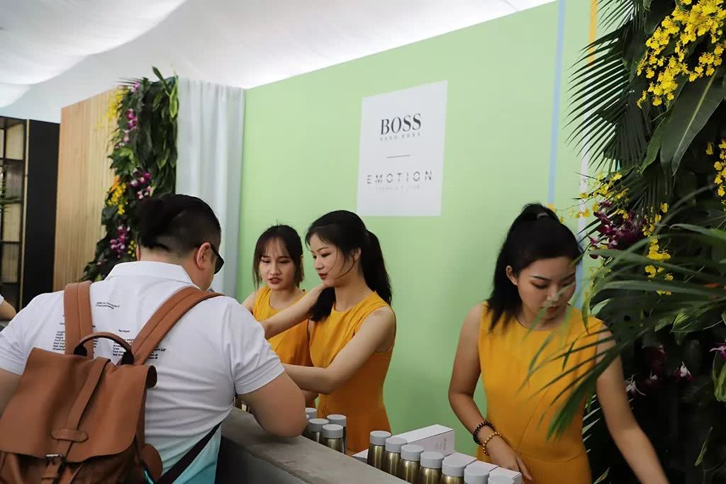 这车空间窄、没空调，只能躺着开，为啥一群男人都想开？