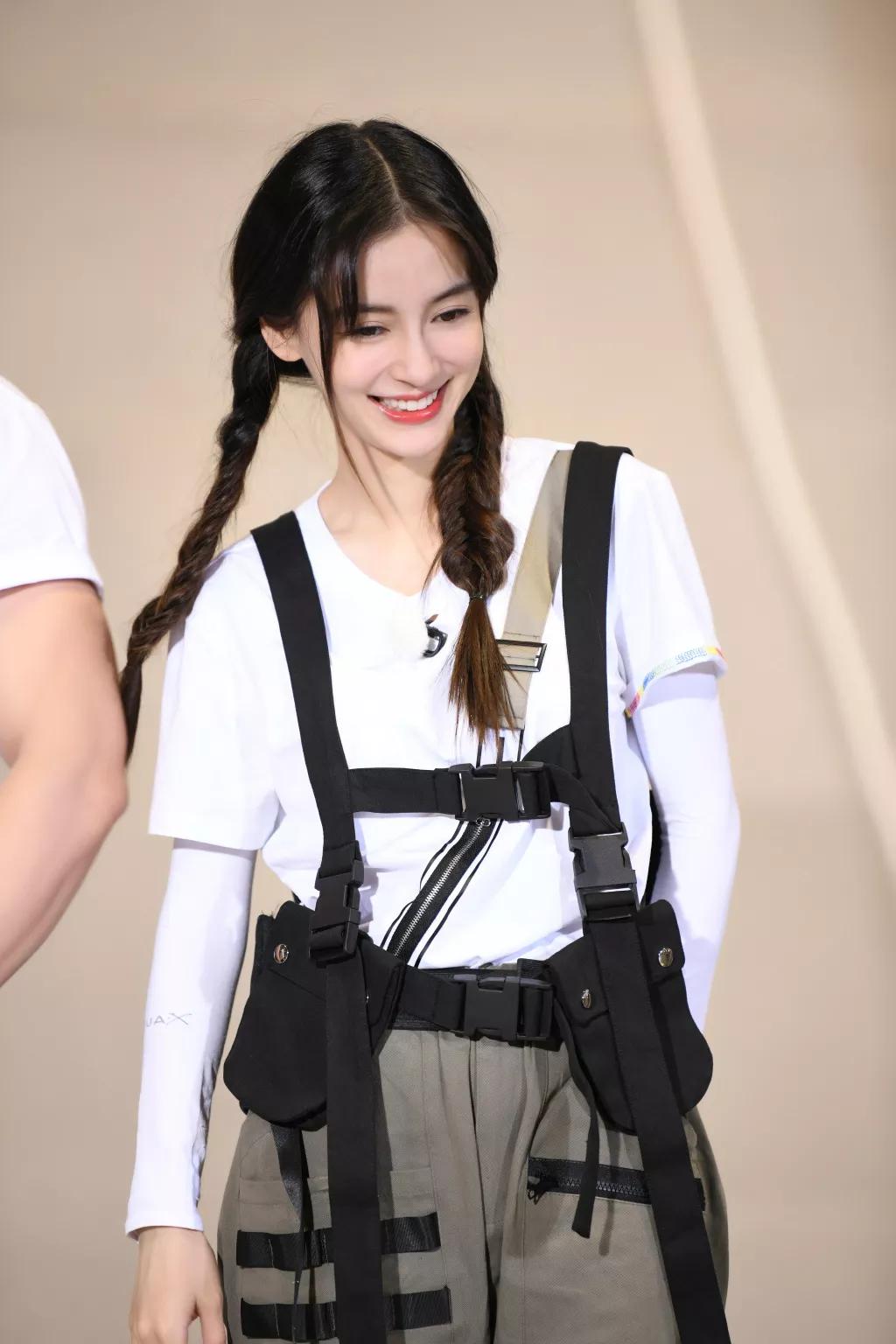 杨幂半扎鱼骨辫,杨幂的新发型双马尾鱼骨辫