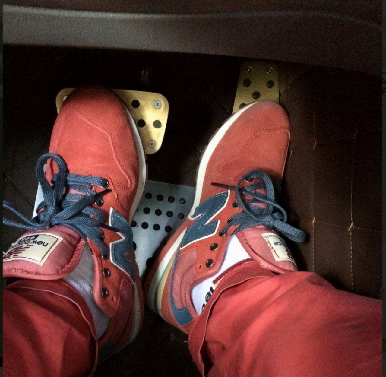 手动挡车上陡坡起步后溜咋办,手动挡如何陡坡起步不后溜视频