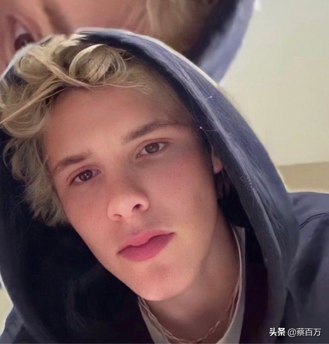 贝克汉姆晒小儿子克鲁兹工作照,克鲁兹贝克汉姆秀肌肉