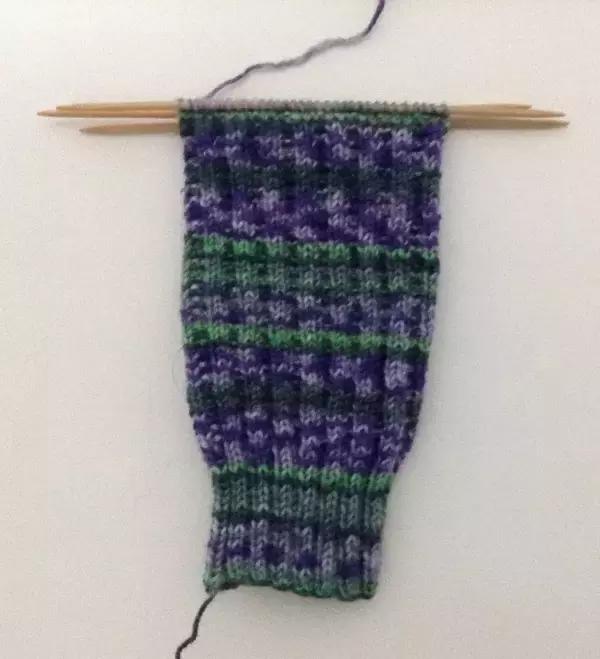 珊瑚绒线织袜子教程简易,如何编织冬天袜子教程