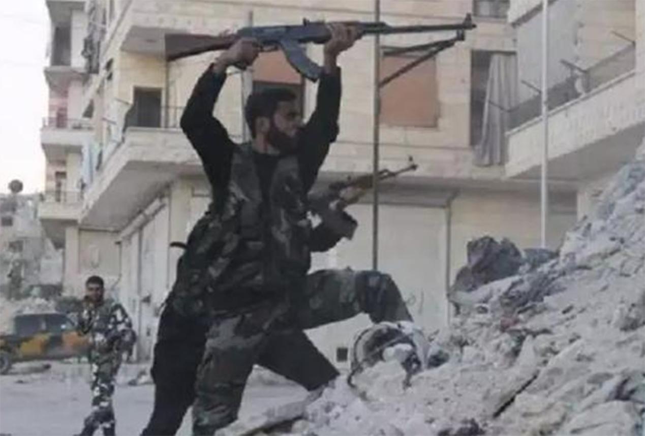 举到头顶，不瞄准就射击非洲军人的奇葩式开枪，竟真有大作用！