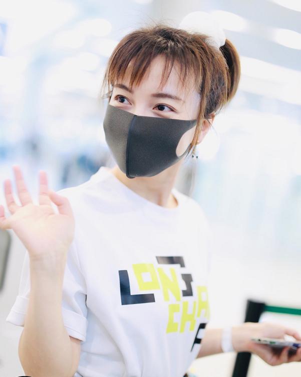 吴昕油光满面现身机场似油腻少女,吴昕素颜现身机场身材是真的好