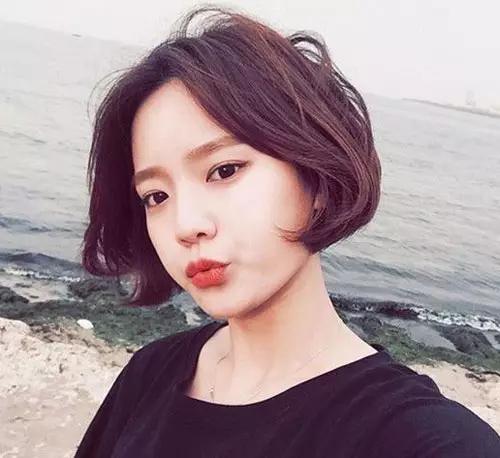 短发圆脸2022年最流行的发型中分,圆脸中分齐肩短发女生编发简单