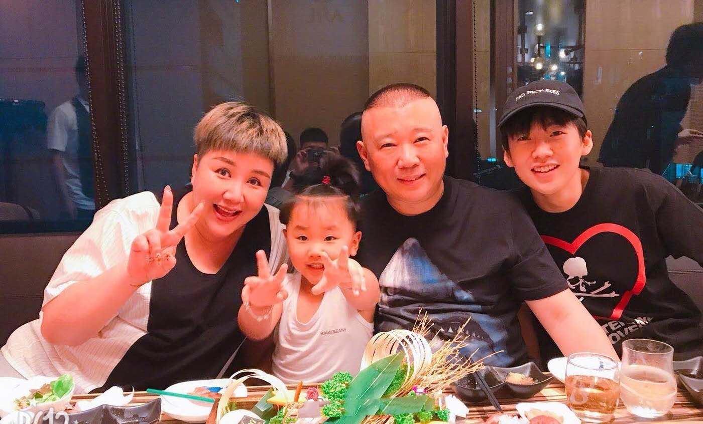 郭麒麟自拍照,郭麒麟抱郭德纲小儿子