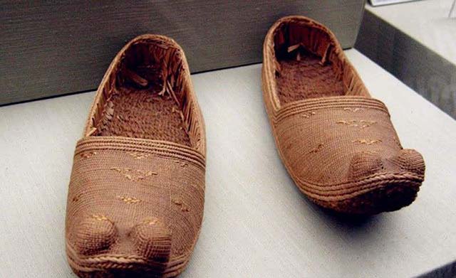 古人的鞋子为何鞋尖上翘,古人的鞋子鞋尖为什么上翘