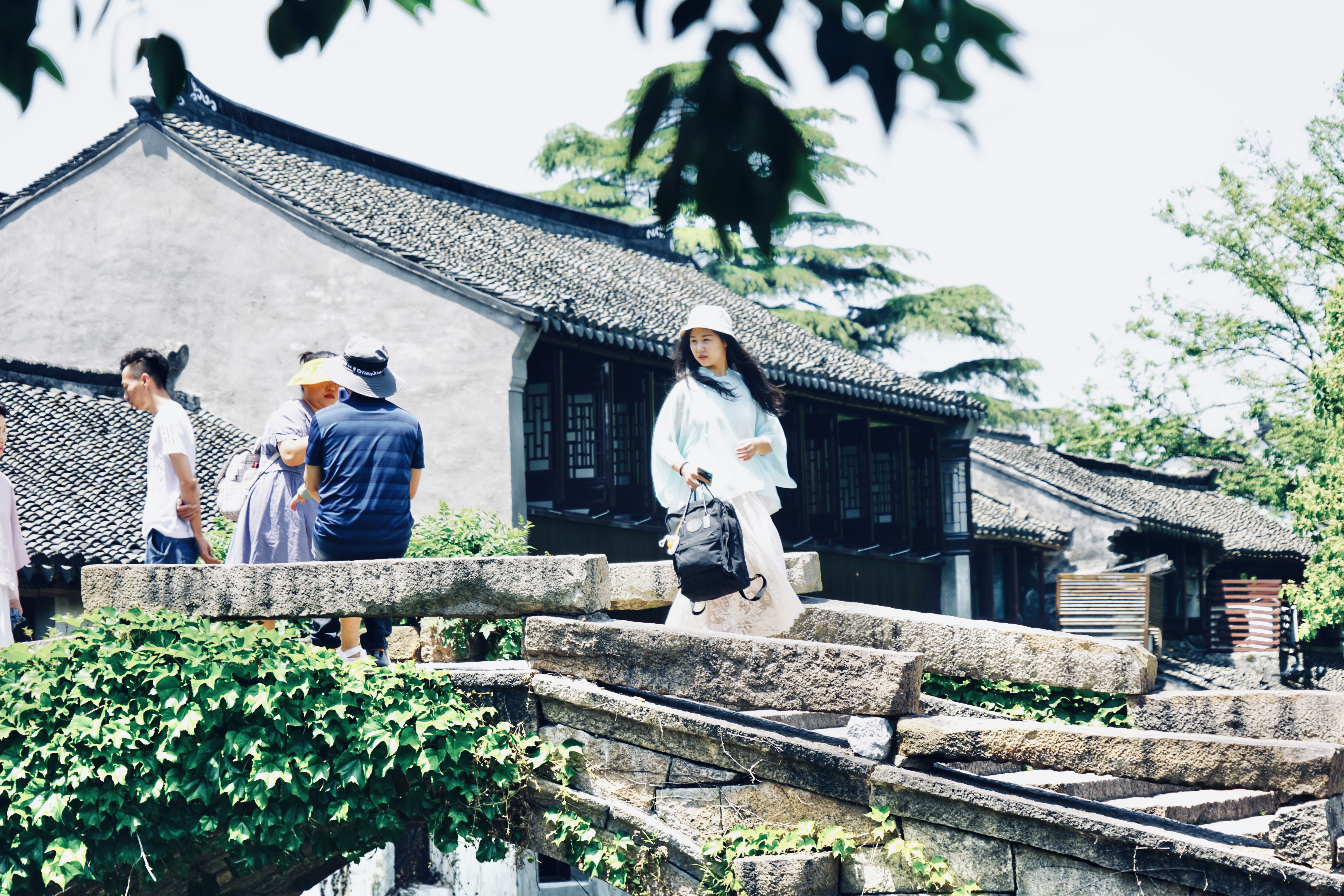 周庄古镇小桥流水在里面还是外面,江南水乡周庄乌镇小桥流水人家