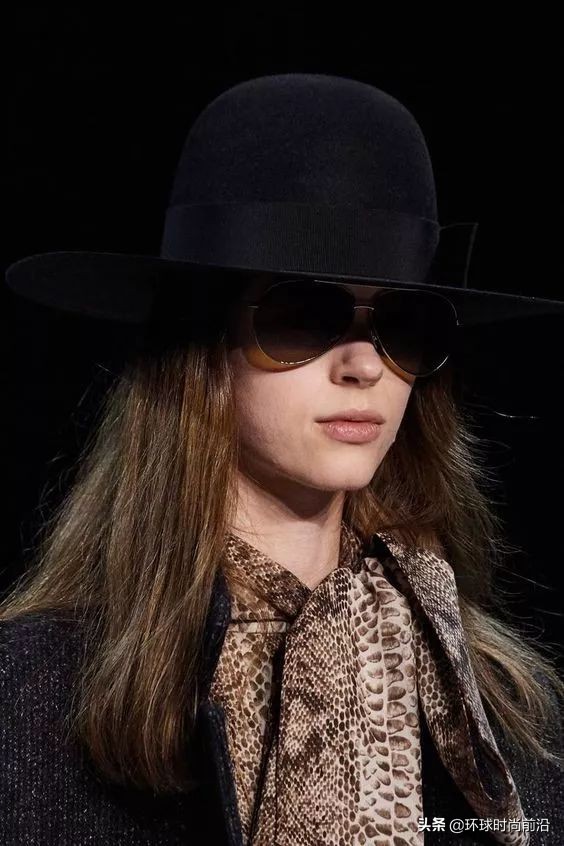 适合冬季脸大显脸小的帽子 (大圆脸适合什么帽子秋冬)