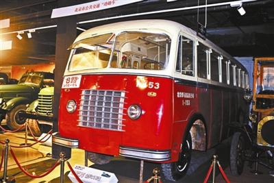 追逐公交的人,学生追逐公交车事故