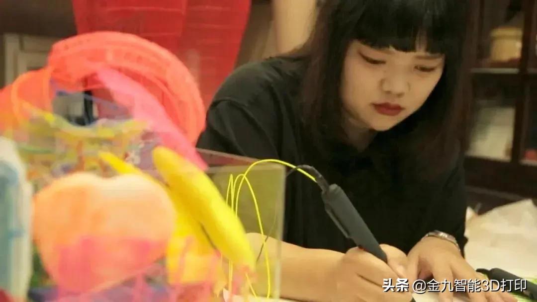 以精神分裂为灵感，用3D打印笔描绘灵魂曲线、人性色泽