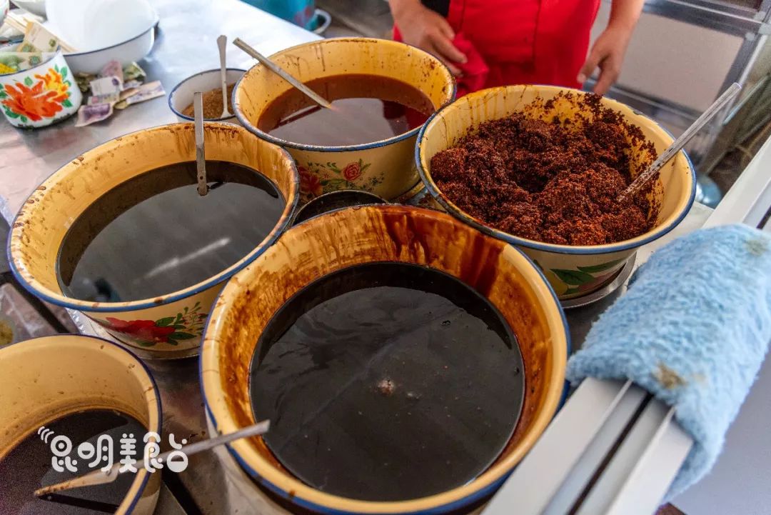 昆明330天都在排队的卤面馆，不收钱收饭票，只卖到下午2点