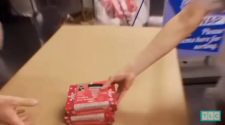 20年穿旧衣，垃圾桶捡食物，纽约女孩省出一套房：有钱，我就不花